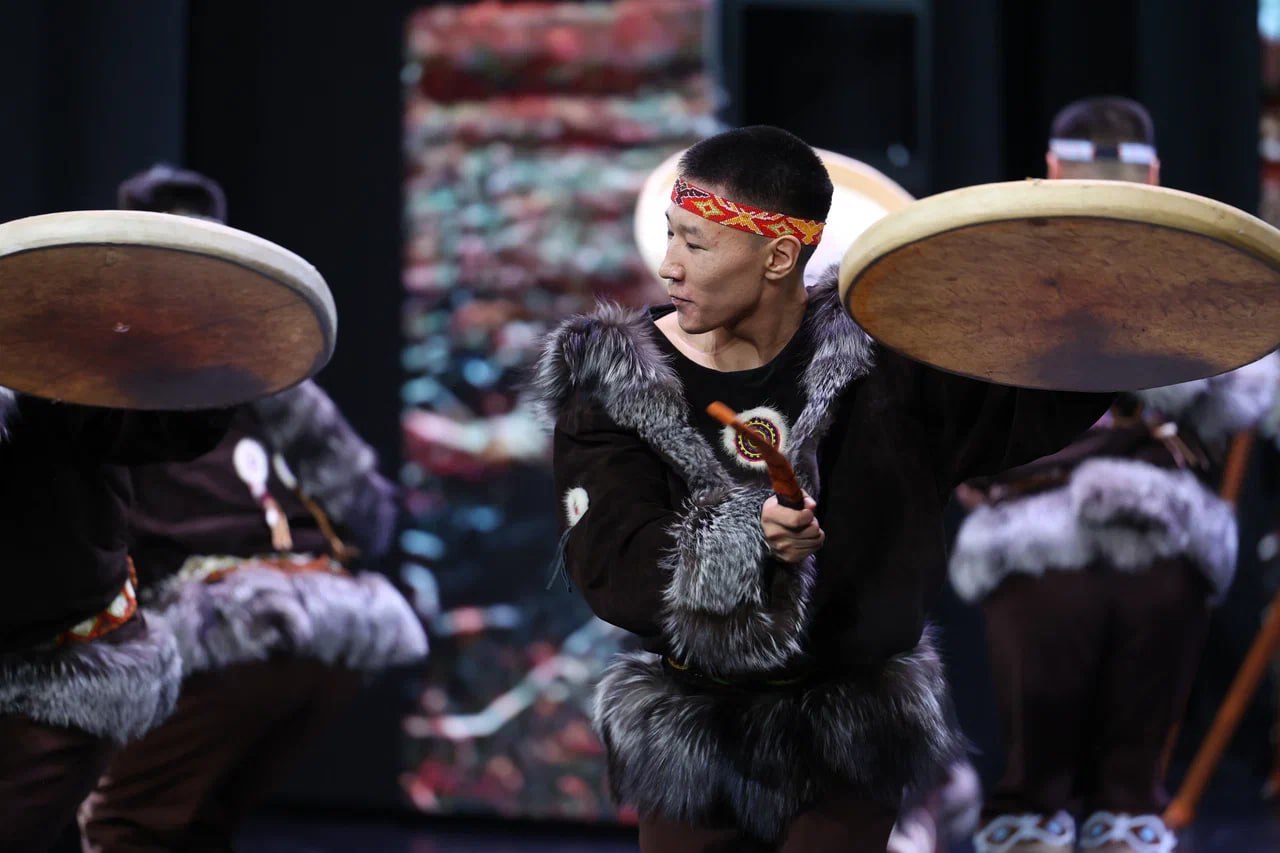 Чукотско-эскимосский ансамбль «Эргырон» представит обновленную программу «Однажды в стойбище» Чукотско-эскимосский ансамбль «Эргырон» представит обновленную программу «Однажды в стойбище»