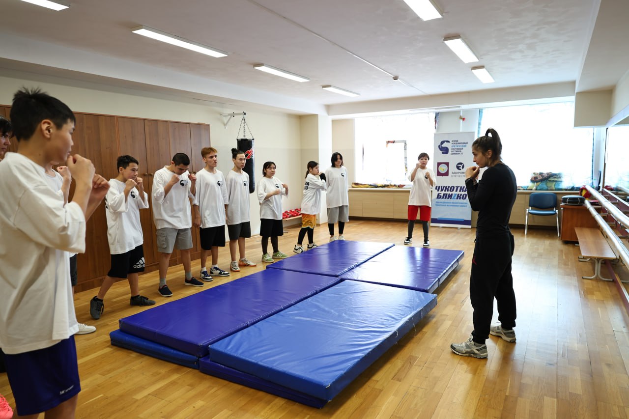 Мастер-класс для юных воспитанников социально-реабилитационного центра в Анадыре провели чемпионы мира по боевым единоборствам