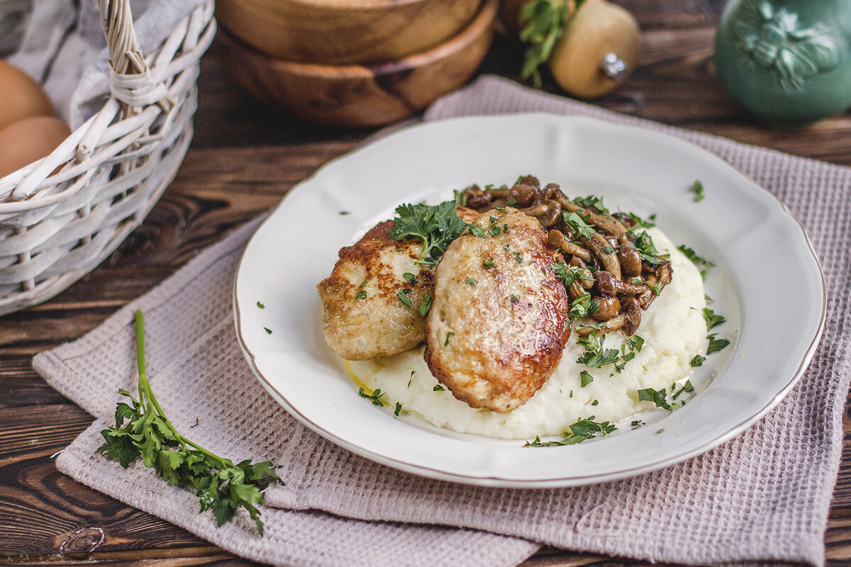 Котлеты из индейки с картофельным пюре и опятами: простое и вкусное домашнее блюдо