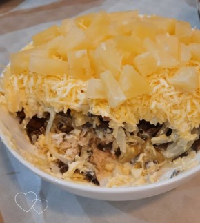 Салат с курицей, грибами и ананасами: наслаждение в каждом слое