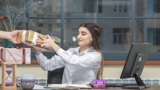 Премии и подарки на 8 марта: что нужно знать о налогах