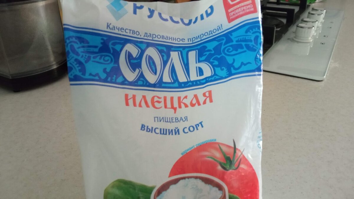 Как соль помогает сохранить цвет и чистоту одежды