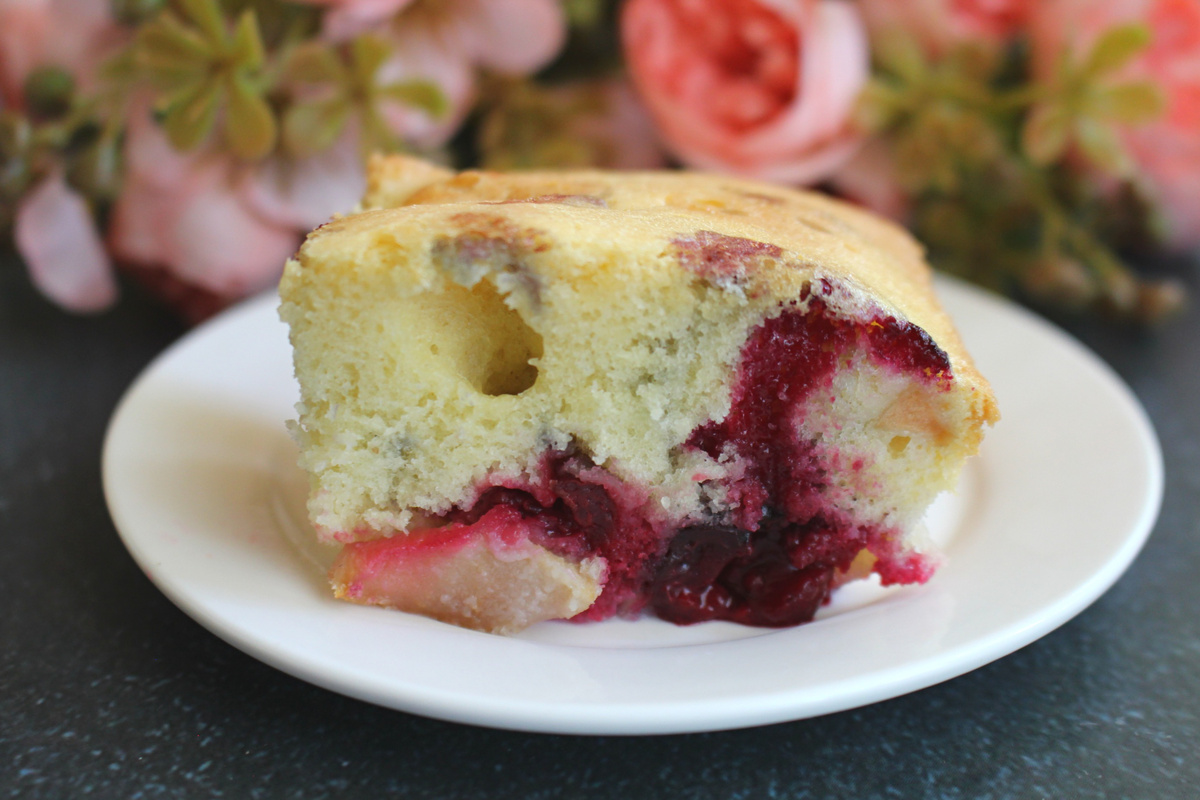 Сладкое наслаждение: Бисквитный пирог с яблоками и вишней