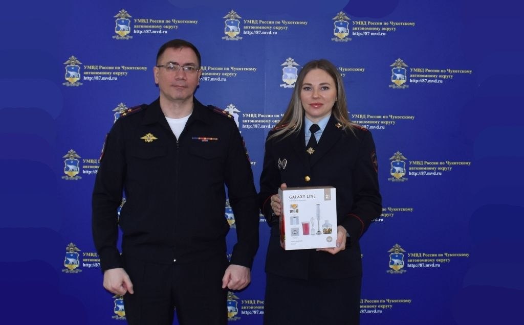 Начальник УМВД России по Чукотскому автономному округу поощрил отличившихся сотрудников Начальник УМВД России по Чукотскому автономному округу поощрил отличившихся сотрудников