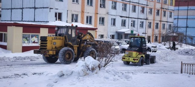 Внимание, жители Анадыря!. Город активно готовится к весне, и в связи с этим на улицах работает техника! Ведётся расчистка дорог и тротуаров от снега, чтобы обеспечить безопасные и комфортные условия для передвижения
