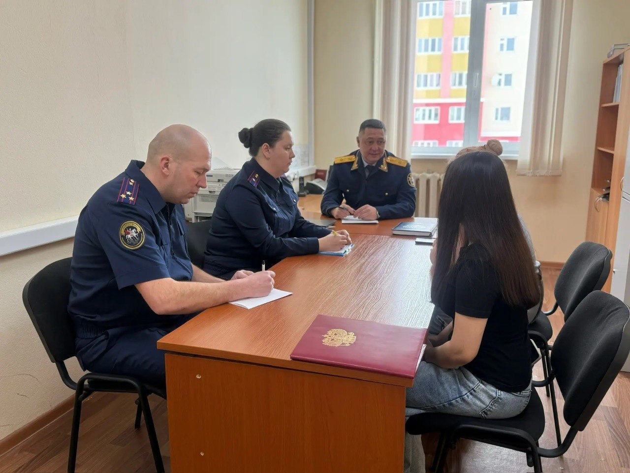 Руководитель следственного управления СК России по Чукотскому автономному округу провёл выездной приём граждан в посёлке Угольные Копи Руководитель следственного управления СК России по Чукотскому автономному округу провёл выездной приём граждан в посёлке Угольные Копи