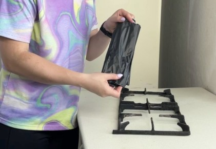 Необычный метод чистки решеток плиты удивляет своей эффективностью