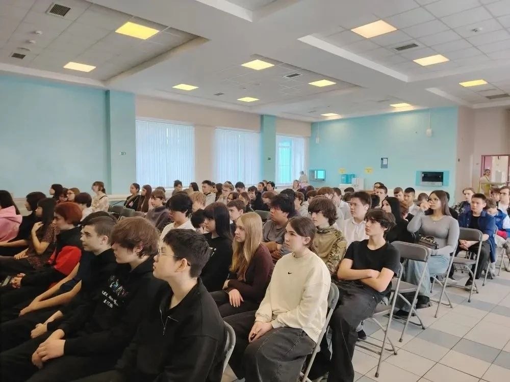 В Анадыре прошёл классный час о безопасности: школьникам рассказали, как вести себя в сети и в обществе В Анадыре прошёл классный час о безопасности: школьникам рассказали, как вести себя в сети и в обществе