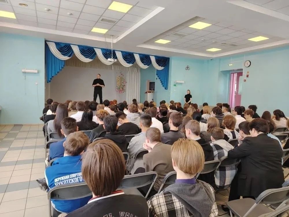 В Анадыре прошёл классный час о безопасности: школьникам рассказали, как вести себя в сети и в обществе В Анадыре прошёл классный час о безопасности: школьникам рассказали, как вести себя в сети и в обществе