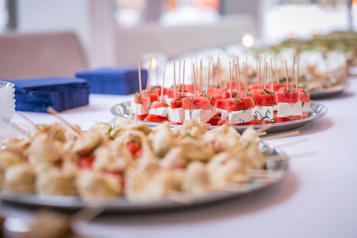 Шикарные закуски на шпажках для вашего стола