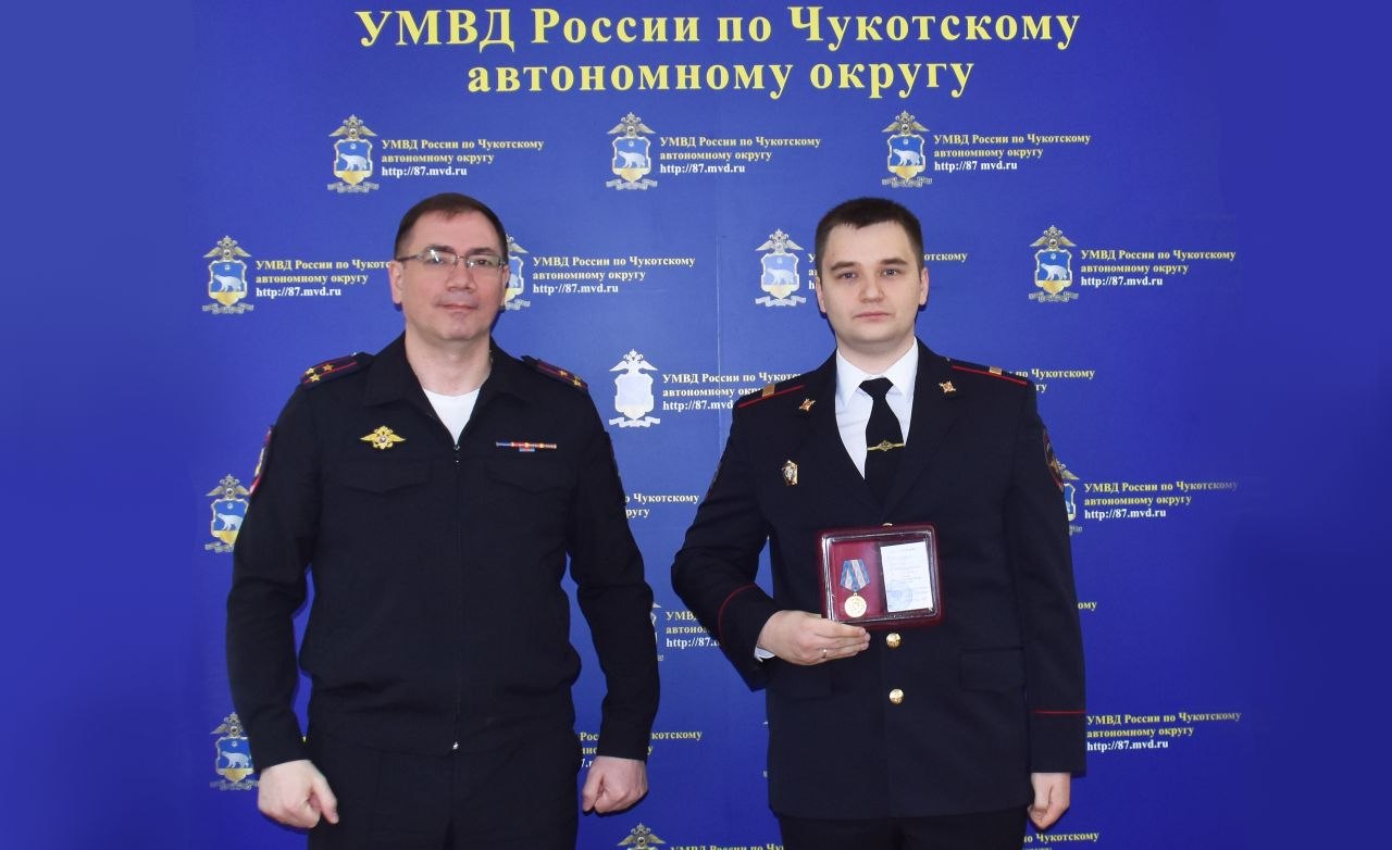 Сегодня начальник УМВД России по Чукотскому автономному округу полковник полиции Иван Аникин поздравил сотрудников дежурных частей с профессиональным праздником Сегодня начальник УМВД России по Чукотскому автономному округу полковник полиции Иван Аникин поздравил сотрудников дежурных частей с профессиональным праздником