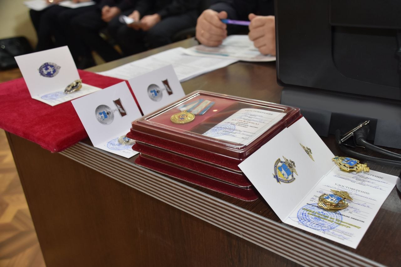 Сегодня начальник УМВД России по Чукотскому автономному округу полковник полиции Иван Аникин поздравил сотрудников дежурных частей с профессиональным праздником Сегодня начальник УМВД России по Чукотскому автономному округу полковник полиции Иван Аникин поздравил сотрудников дежурных частей с профессиональным праздником