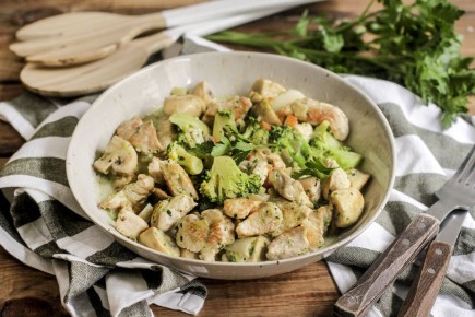 Сливочная индейка с грибами и шпинатом: быстрое и вкусное главное блюдо