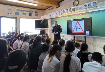 Участковыми уполномоченными полиции в селе Энмелен проведено профилактическое мероприятие для школьников — «Дом — школа — дом»