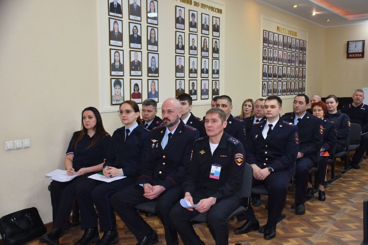 Сегодня начальник УМВД России по Чукотскому автономному округу полковник полиции Иван Аникин поздравил сотрудников дежурных частей с профессиональным праздником Сегодня начальник УМВД России по Чукотскому автономному округу полковник полиции Иван Аникин поздравил сотрудников дежурных частей с профессиональным праздником