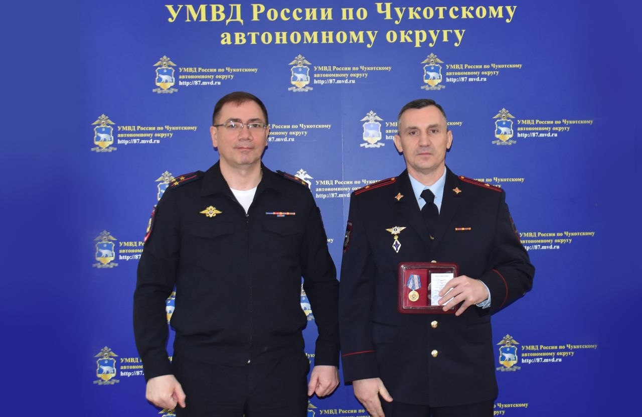 Сегодня начальник УМВД России по Чукотскому автономному округу полковник полиции Иван Аникин поздравил сотрудников дежурных частей с профессиональным праздником Сегодня начальник УМВД России по Чукотскому автономному округу полковник полиции Иван Аникин поздравил сотрудников дежурных частей с профессиональным праздником