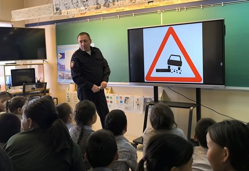 Участковыми уполномоченными полиции в селе Энмелен проведено профилактическое мероприятие для школьников — «Дом — школа — дом» Участковыми уполномоченными полиции в селе Энмелен проведено профилактическое мероприятие для школьников — «Дом — школа — дом»