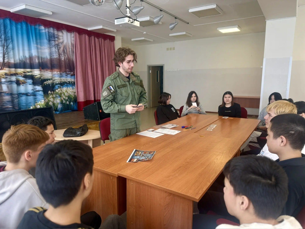 В подшефном реабилитационном центре сотрудники следственного управления провели интеллектуальную игру «Следствие ведут знатоки» В подшефном реабилитационном центре сотрудники следственного управления провели интеллектуальную игру «Следствие ведут знатоки»