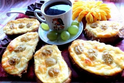 Вкусные гренки с запеченным творогом для идеального завтрака