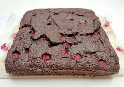 Невозможно оторвать взгляд: шоколадный пп пирог с вишней, который удивит даже строгих диетчиков