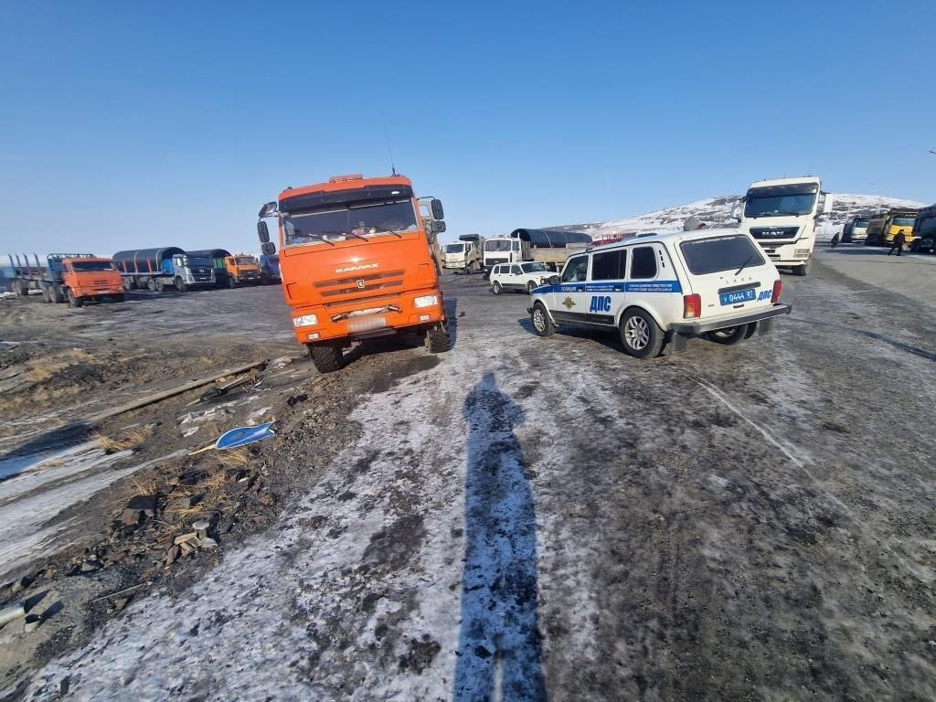 В Певеке попытка подкупить Госавтоинспекторов обернулась для водителя уголовным преследованием В Певеке попытка подкупить Госавтоинспекторов обернулась для водителя уголовным преследованием