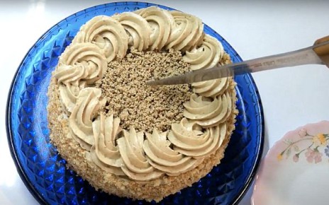 Нежный бисквитный торт с халвовым кремом: простой рецепт для любви к сладкому