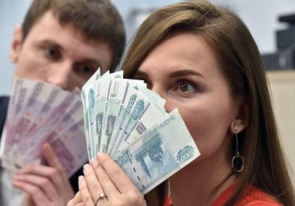 Средняя зарплата в России выросла на 55 тыс