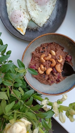 Шоколадное киноа с вишней и кокосом: вкусный десерт, который изменит ваше утро