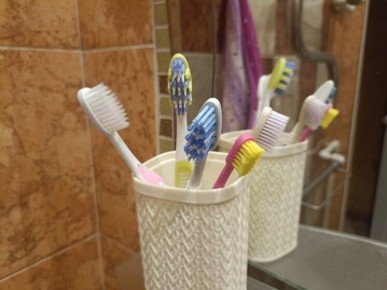 Как не превратить зубную щётку в рассадник бактерий: советы Роспотребнадзора