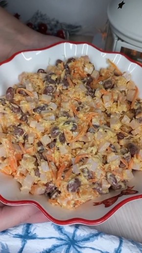 Праздничный салат: простой и сытный вариант с копченой курицей и фасолью