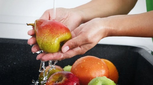 Как правильно мыть овощи и фрукты: советы для заботливых хозяек