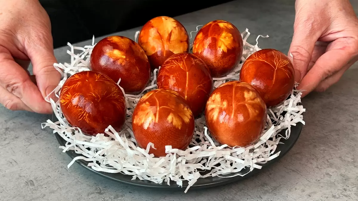 Как легко украсить яйца на Пасху с помощью луковой шелухи