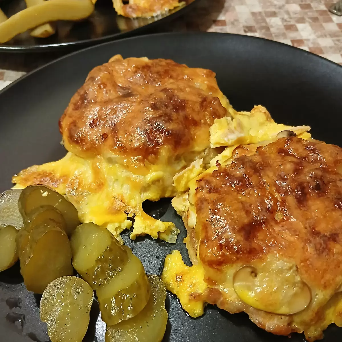 Сочные свиные стейки с грибами и сыром: идеальное блюдо для любого стола