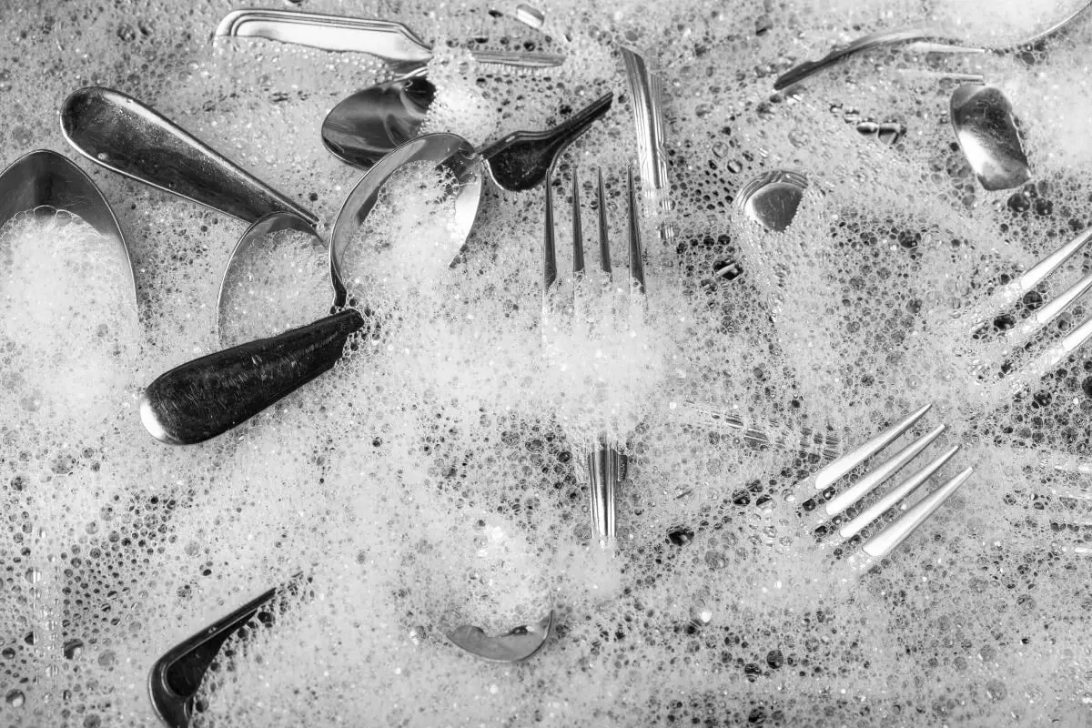 Как быстро вернуть блеск столовым приборам: полезные советы