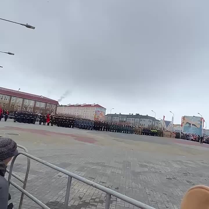 На параде звучит гимн Чукотки