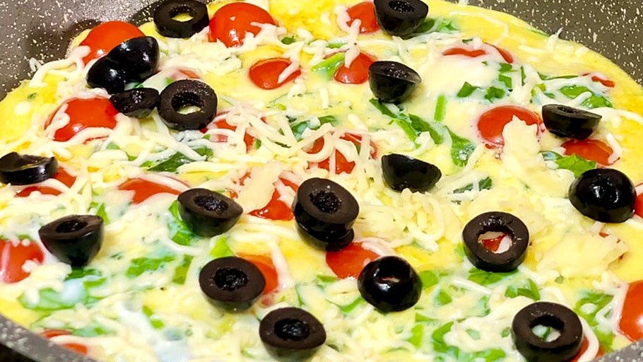 Омлет с яркими овощами и нежным сыром: идеальный выбор для любого блюда