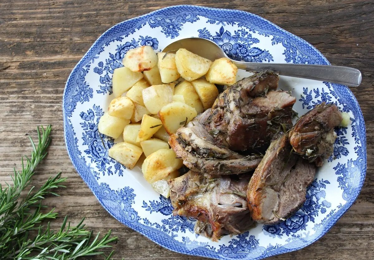 Запеченная баранина: нежное мясо с картошкой, которое украсит любой стол