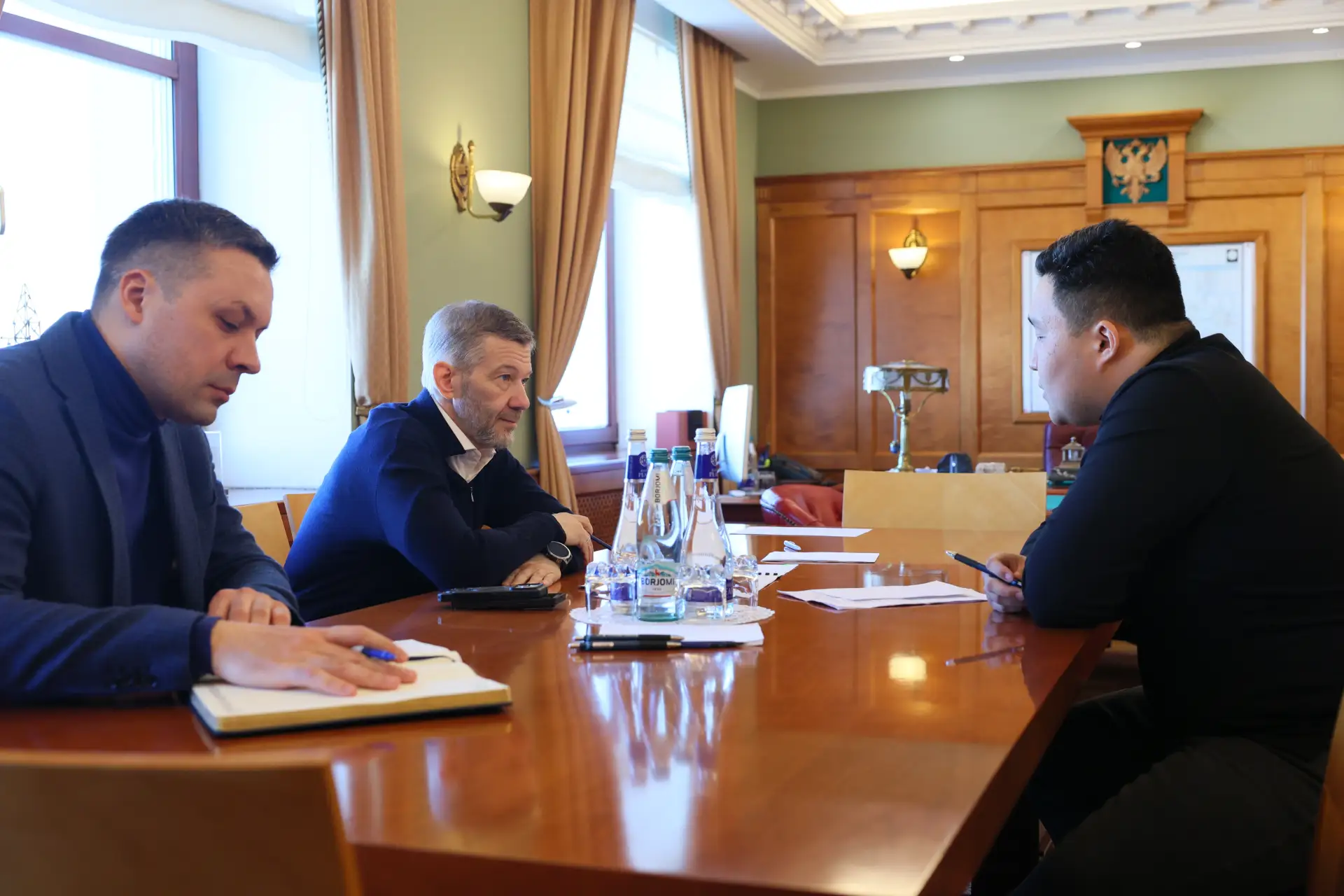 Губернатор Чукотки Владислав Кузнецов обсудил меры поддержки ветеранов СВО с участником программы «Герои Чукотки» Александром Ивановым