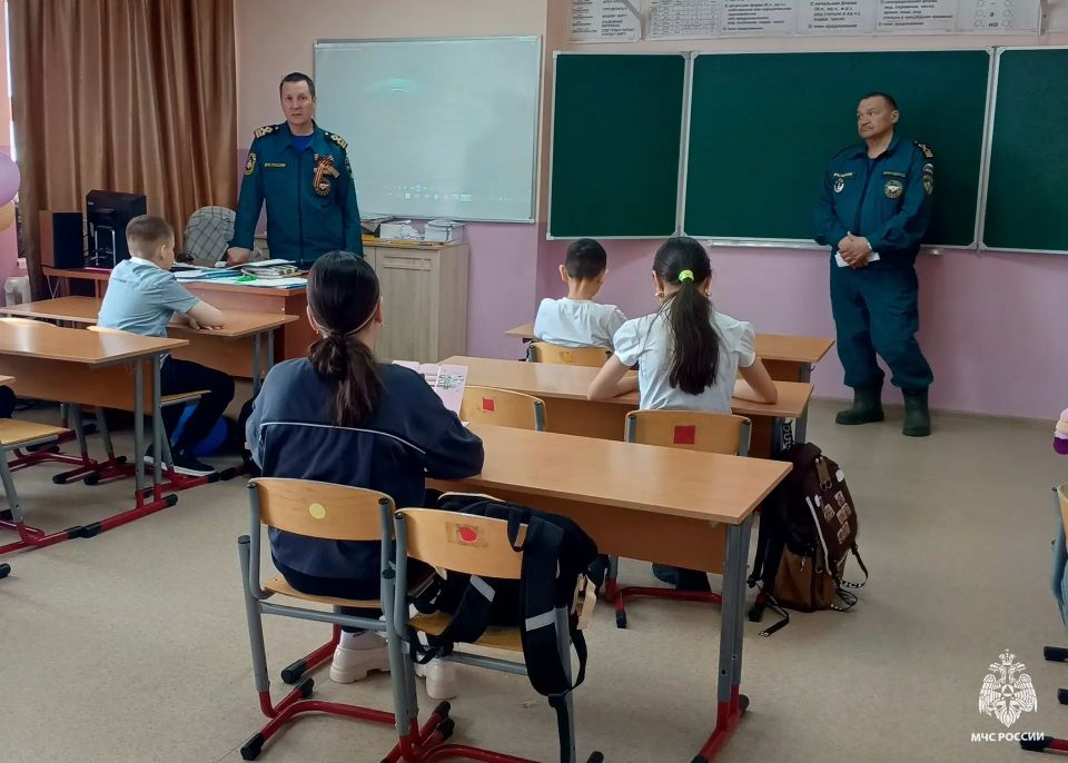 Безопасность на воде: инспекторы ГИМС провели уроки в селе Лаврентия Безопасность на воде: инспекторы ГИМС провели уроки в селе Лаврентия