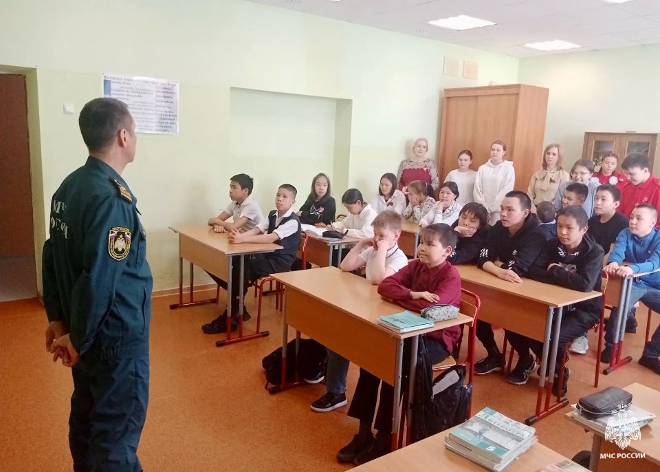 Безопасность на воде: инспекторы ГИМС провели уроки в селе Лаврентия Безопасность на воде: инспекторы ГИМС провели уроки в селе Лаврентия