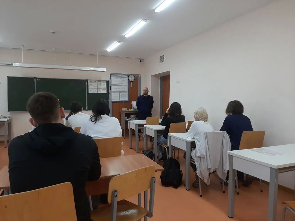 Следователь межрайонного следственного отдела провел профилактическую беседу с учащимися Центра образования п. Угольные Копи Следователь межрайонного следственного отдела провел профилактическую беседу с учащимися Центра образования п. Угольные Копи
