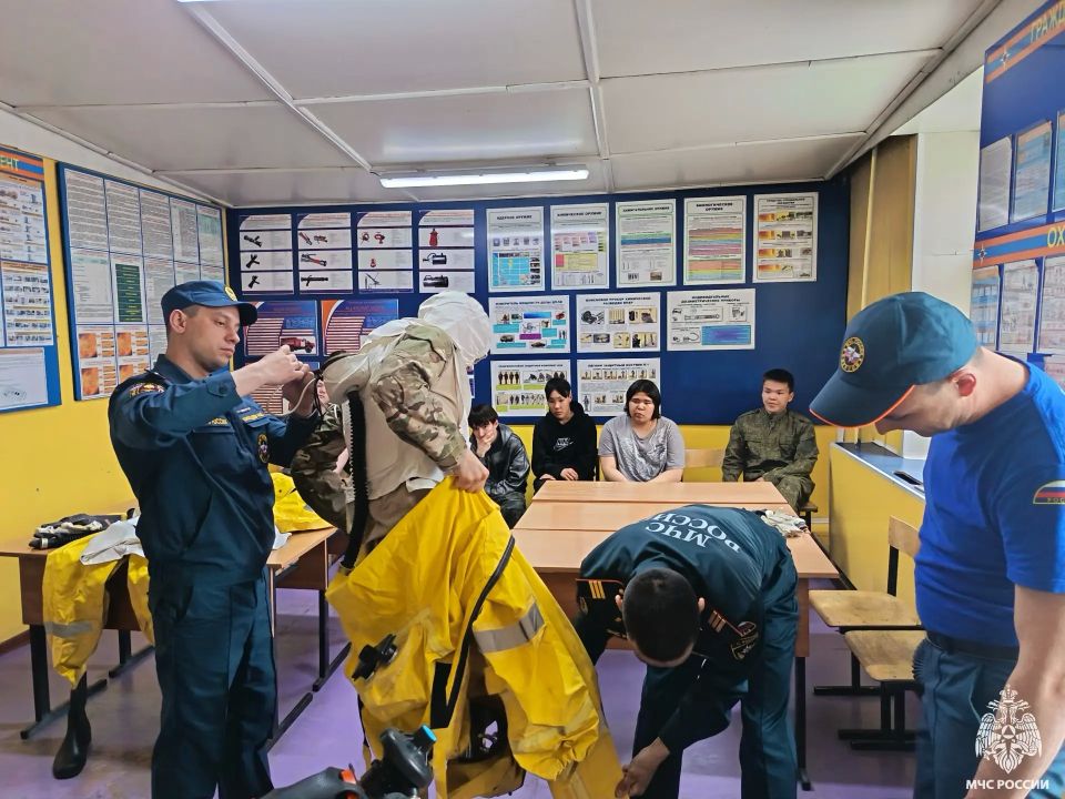 Будущие защитники в деле: сотрудники специального подразделения пожарной охраны приняли участие в масштабных военных сборах школьников