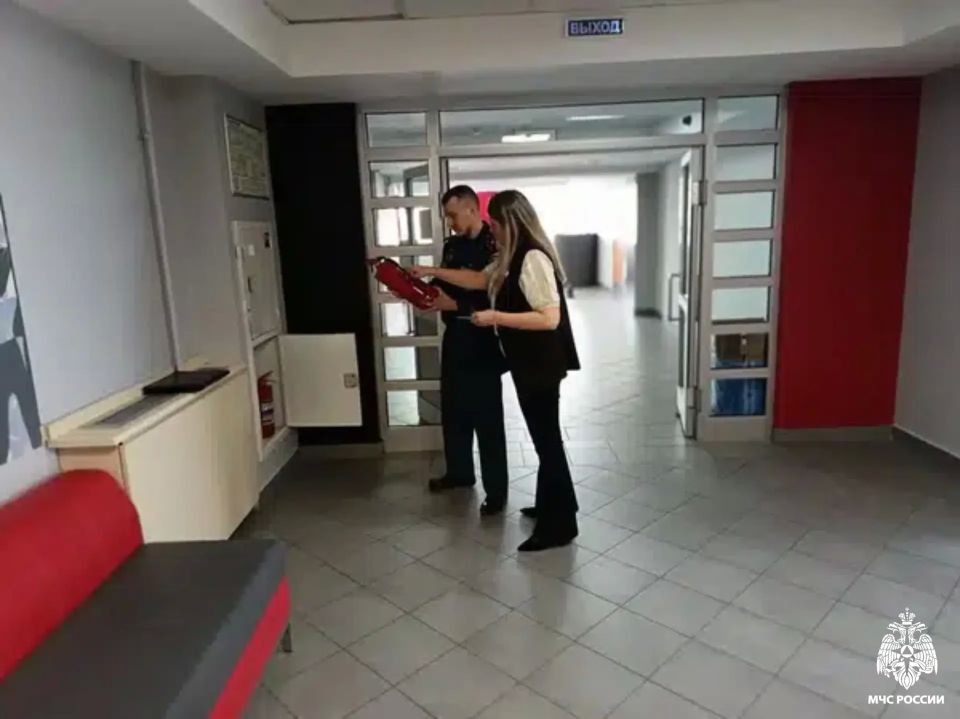 Безопасность на экзаменах под контролем: инспекторы МЧС проверили МБОУ «Центр образования» г. Певек Безопасность на экзаменах под контролем: инспекторы МЧС проверили МБОУ «Центр образования» г. Певек