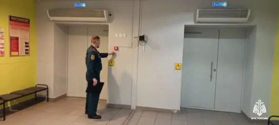 Безопасность на экзаменах под контролем: инспекторы МЧС проверили МБОУ «Центр образования» г. Певек Безопасность на экзаменах под контролем: инспекторы МЧС проверили МБОУ «Центр образования» г. Певек
