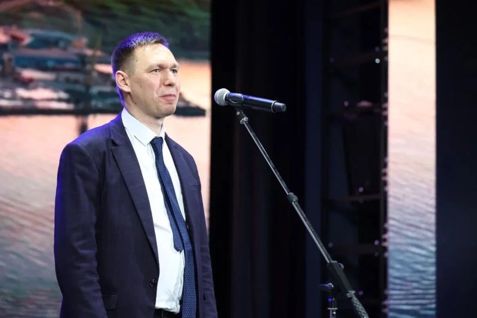 Сергей Спицын: Сегодняшний день особенный для одиннадцатиклассников нашей Средней школы — для ребят прозвенел последний звонок Сергей Спицын: Сегодняшний день особенный для одиннадцатиклассников нашей Средней школы — для ребят прозвенел последний звонок