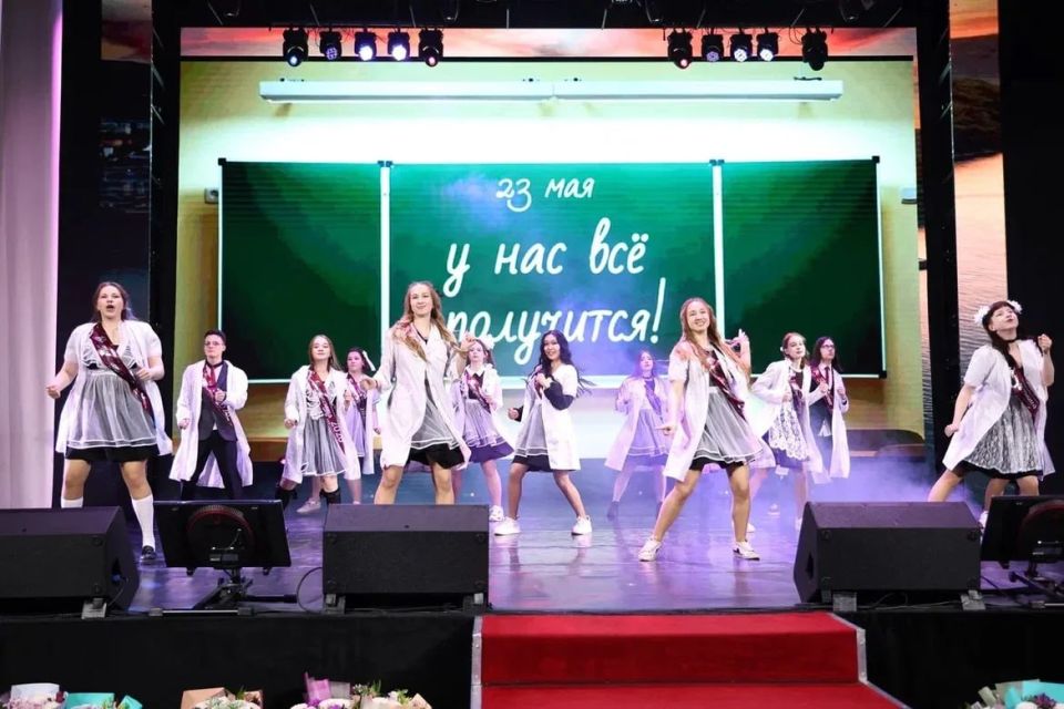 Сергей Спицын: Сегодняшний день особенный для одиннадцатиклассников нашей Средней школы — для ребят прозвенел последний звонок Сергей Спицын: Сегодняшний день особенный для одиннадцатиклассников нашей Средней школы — для ребят прозвенел последний звонок
