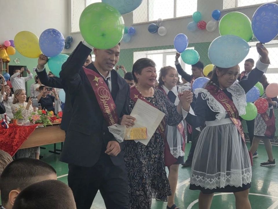 Последние звонки прозвенели в школах Уэлена и Лаврентия! Последние звонки прозвенели в школах Уэлена и Лаврентия!