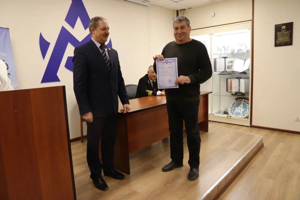 Наградили и поздравили коллектив АО «Анадырьморпорт» в честь 71-летия порта Наградили и поздравили коллектив АО «Анадырьморпорт» в честь 71-летия порта