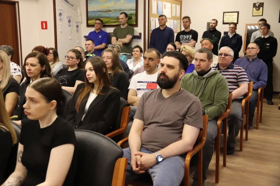 Наградили и поздравили коллектив АО «Анадырьморпорт» в честь 71-летия порта Наградили и поздравили коллектив АО «Анадырьморпорт» в честь 71-летия порта