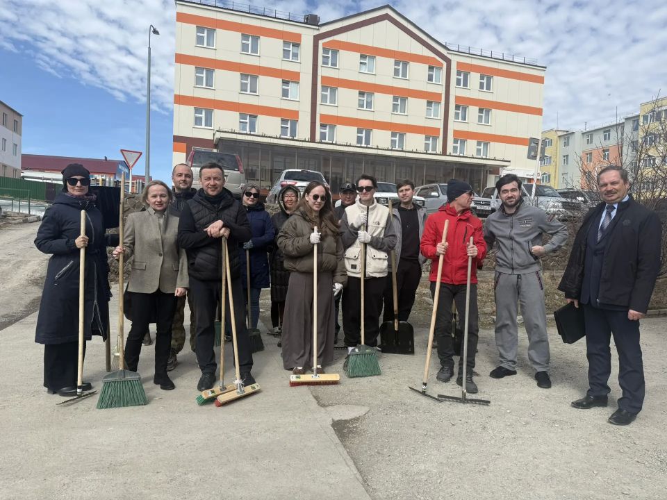 Сотрудники Департамента промышленной политики приняли участие в городском субботнике